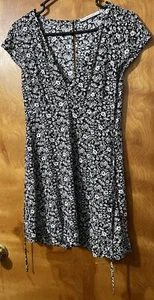Abercrombie & Fitch schwarz weiß Blumen vorne zum Binden Kleid Gr. Small - Bild 1 von 3