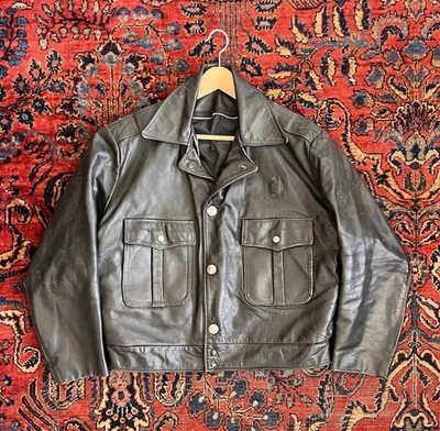 Chaqueta de bombardero de cuero emitida por la policía de los años 70 hace 50 pesada negra 44 recortada Foto 1 de 4