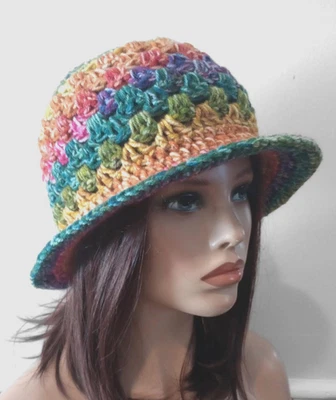 ganchillo mujer hecho a mano cubo sombrero ala cloche arco iris rayas hecho en EE. UU. Foto 1 de 3