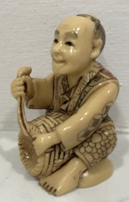 CESTA DE TEJER HOMBRE de resina tallada y grabada netsuke 2" x 1 1/4" x 1 1/8" firmada Foto 1 de 4