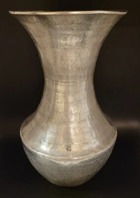 Jarrón de aluminio West Elm círculos martillados 12" Foto 1 de 4