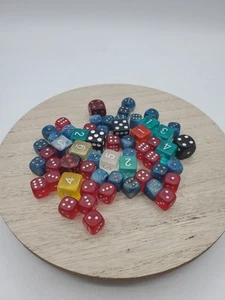 Lotto di 57 dadi a 6 lati di diversi colori e dimensioni. - Foto 1 di 10