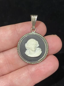 Wedgwood Silver Hallmarked Black Jasperware Pendant 1978 3.0 g - Picture 1 of 4