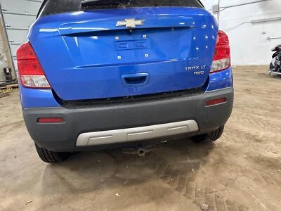 Used Rear Bumper Assembly Rear fits: 2015 Chevrolet Trax w/silver fascia insert - Imagem 1 de 4