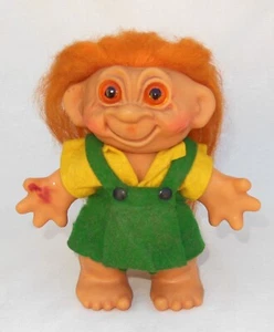 C. 1960s Thomas Dam Girl Troll Doll Bank con capelli arancioni e vestito verde/giallo 7" - Foto 1 di 9