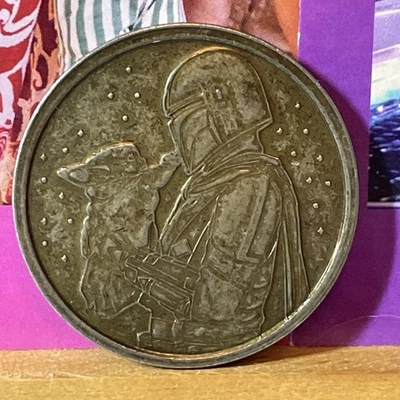 DISNEY WORLD STAR WARS MANDALORIAN & GROGU 2025 PEWTER COIN & MAPS COLLECTABLE - Image 1 of 3