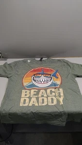 Camiseta Beach Daddy Retro Tiburón - Para Hombre Pequeña, Camiseta Regalo Padre - Imagen 1 de 1