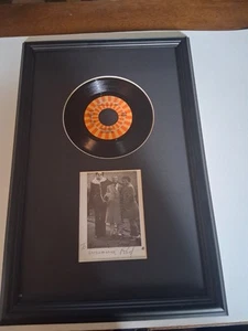 Autogrammpapier mit 45 Schallplatten gerahmt ohne Glas Losianna rot Roulette Schallplatten - Bild 1 von 10