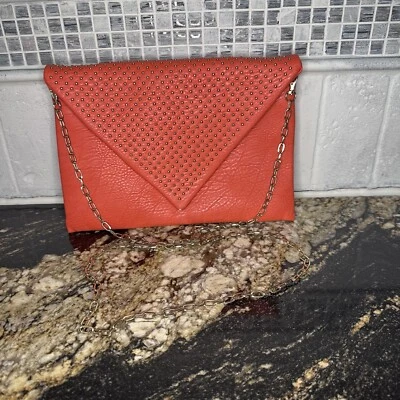 Bolso de mano Urban Expressions rojo con detalles de cuentas doradas  Foto 1 de 4