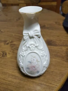 Jarrón cinta camafeo porcelana crema, colección Royal Heritage - Imagen 1 de 4