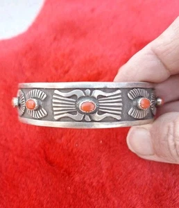 Auténtico brazalete vintage Rick Martinez Navajo de plata esterlina coral  - Imagen 1 de 12