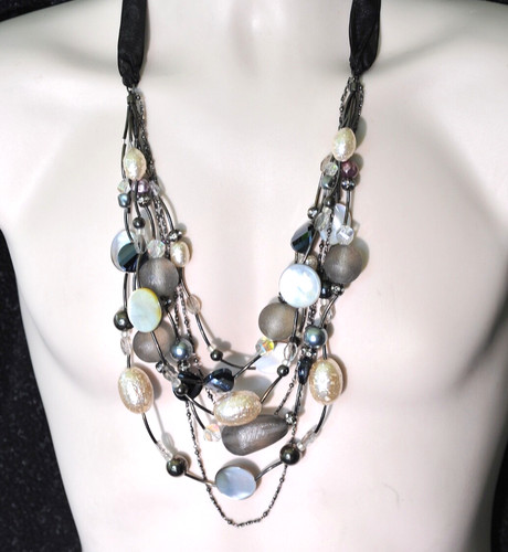 VETEMENTS Chicos collana perline a strati grossa smerigliata sfaccettata nastro nero testurizzato 28"