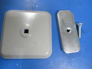 Milbank Medidor Enchufe Interruptor Caja Pequeño Buje Bloque Placa  - Imagen 1 de 2