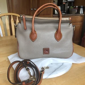 Dooney & Bourke Taupe SAVANNAH Pebbled Leather Satchel Crossbody Strap - Bild 1 von 18