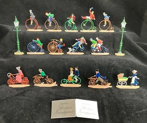 14 BERLINER ZINNFIGUTREN 30MM TIN FLAT HISTORICAL BICYCLISTS & 2 LAMPPOSTS - Picture 1 of 10