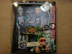 BAMBOLE MONSTER HIGH MANSTERS DEUCE GORGON & GILLINGTON WEBBER - Foto 1 di 3