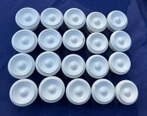 20 weiße Holz Schranktürgriffe ohne Schraube 1,5" rund 1,5" hoch wie besehen - Bild 1 von 8