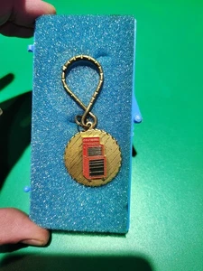 Seltener Vintage Schlüsselanhänger Handwerker rot Werkzeugkiste NEU - Bild 1 von 3