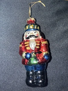 Uniforme rojo/azul Cascanueces vidrio soplado adorno de Navidad 4" (estilo Radko) - Imagen 1 de 5