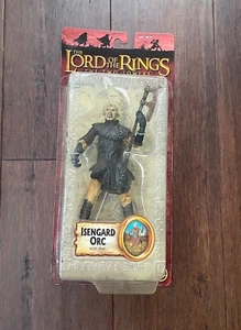 El Señor de los Anillos Las Dos Torres ISENGARD 2004 ToyBiz Nuevo en Caja - Imagen 1 de 6