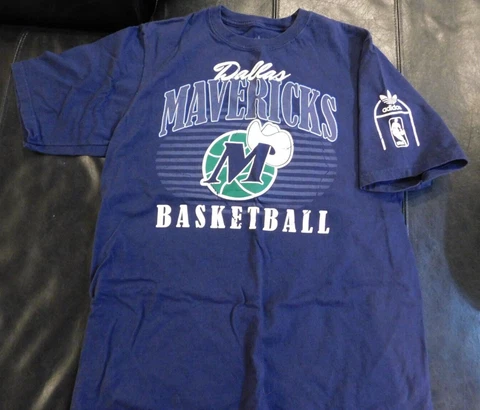 Dallas Mavericks Throwback Vintage Logo Adidas Men's Small Short Sleeve NBA Blue Cover