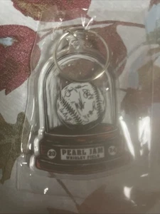 PEARL JAM 2024 TOUR WRIGLEY FIELD CHICAGO BASEBALL SCHLÜSSELANHÄNGER NEU - Bild 1 von 1