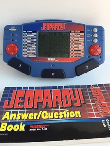 Tiger Electronics 1995 JEOPARDY! Gioco elettronico portatile + cartuccia + libro domande e risposte - Foto 1 di 10