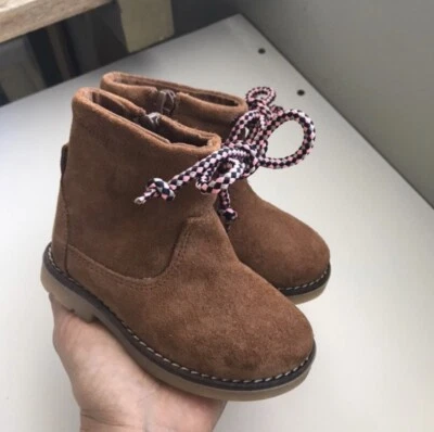 Botas Bebé Zara Talla: US 5 EUR 20 Foto 1 de 4