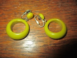 GOGO GIRL Vintage AVOCADO GREEN Dangly CLIP ON EARRINGS - 1960's - Picture 1 of 3