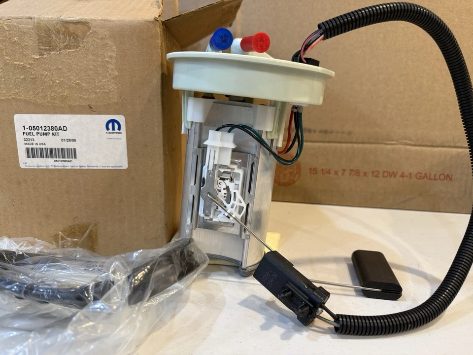 NUEVO Conjunto de bomba de combustible genuino Mopar 05012380AD Jeep Grand Cherokee 4.0 4.7 Foto 1 de 3