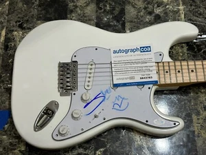Chitarra firmata Shakira Jeff Bridges Steve Carell Jerry Seinfeld Chris Evans ACDC - Foto 1 di 5