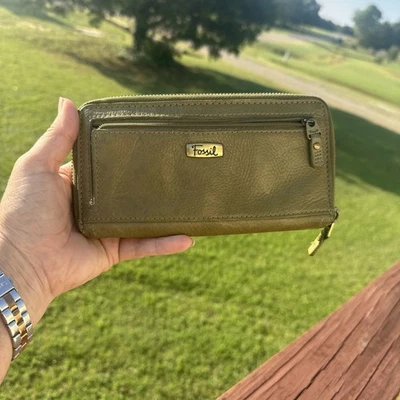 Cartera clutch de cuero fósil verde oscuro con cremallera alrededor Foto 1 de 4