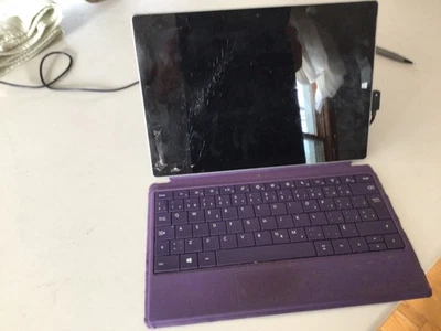 Microsoft Surface 3 Desktop 128GB 4GB Ram Cracked Screen - Image 1 of 4