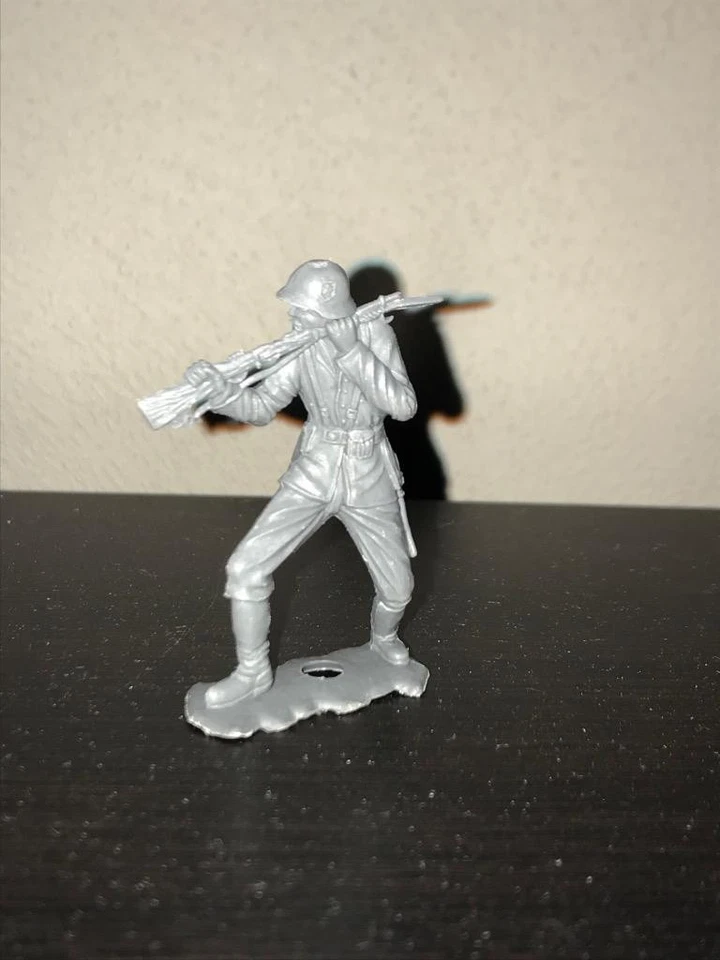 MPC Alemán Golpeando con Culata de Rifle.  Plástico gris.  60mm Foto 1 de 1