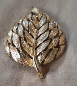 VINTAGE 1970'S GOLD - TONED LEAF BROOCH WITH C - CLASP 2" X 1.5" - Picture 1 of 2