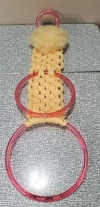 Vintage YELLOW MACRAME Wall Hanging DOUBLE TOWEL HOLDER w/ Pink Rings - Picture 1 of 6