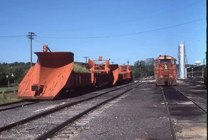 JT Orig Dia ICG Illinois Central Gulf GP10 #8111 + Schneepflüge Fort Dodge IA 1985 - Bild 1 von 1