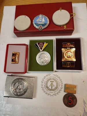 Konvolut DDR Orden Abzeichen Koppelschloss Urkunde Etui  - Bild 1 von 4