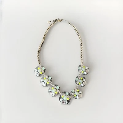 Collar Anne Taylor Loft Verde Blanco Racimo Tono Plata Cadena Distintivo Foto 1 de 4