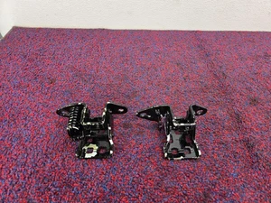 DODGE CHALLENGER R/T 392 08-23 2X RIGHT SIDE DOOR MOUNT CARRIER BRACKET HINGE - Picture 1 of 9