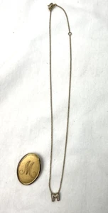 Juego de collar y broche inicial M tono dorado B30 - Imagen 1 de 6