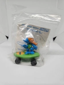 1996 SMURFS HARDEE'S KIDS MEAL TOY - SKATEBOARD WITH Sassette SMURF - Picture 1 of 1