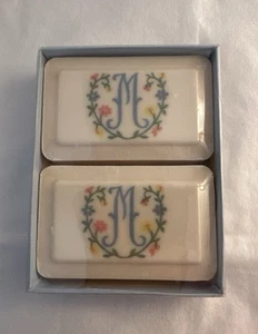 2 Barras de Jabón Fresado Francés Katherine Gris Vintage Monograma Letra M-Sellado Nuevo - Imagen 1 de 4