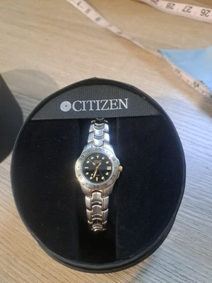 Reloj Citizen Mujer 27mm Plata Oro Dos Tonos Fecha Batería Nueva Banda 7" Foto 1 de 4