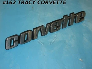 Corvette 374699 1976 emblema parachoques trasero número de fundición 368663 primer diseño nuevo de lote antiguo - Imagen 1 de 6