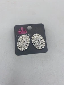 Paparazzi Daring Dazzle White Ohrstecker - Bild 1 von 2