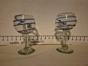 2 calici da vino in vetro artistico messicano blu cobalto vortice vintage da bar - Foto 1 di 10