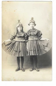 Cartolina Halloween RPPC due bambine con JOL sui vestiti - Foto 1 di 2