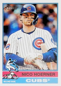 2025 TOPPS HERITAGE #52 NICO HOERNER CHICAGO CUBS - Foto 1 di 2