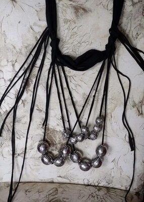 Collar Amrita Singh versátil audaz llamativo. Cuentas de bola grandes y tela. Foto 1 de 4